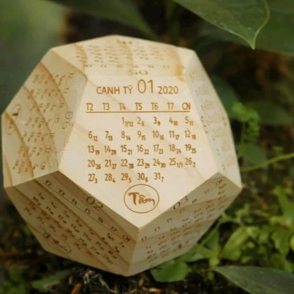 Lịch gỗ để bàn 12 mặt là gì?