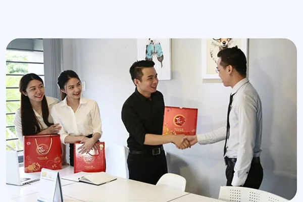 Chi phí mua quà Tết cho nhân viên có được tính vào chi phí hợp lý hay không?