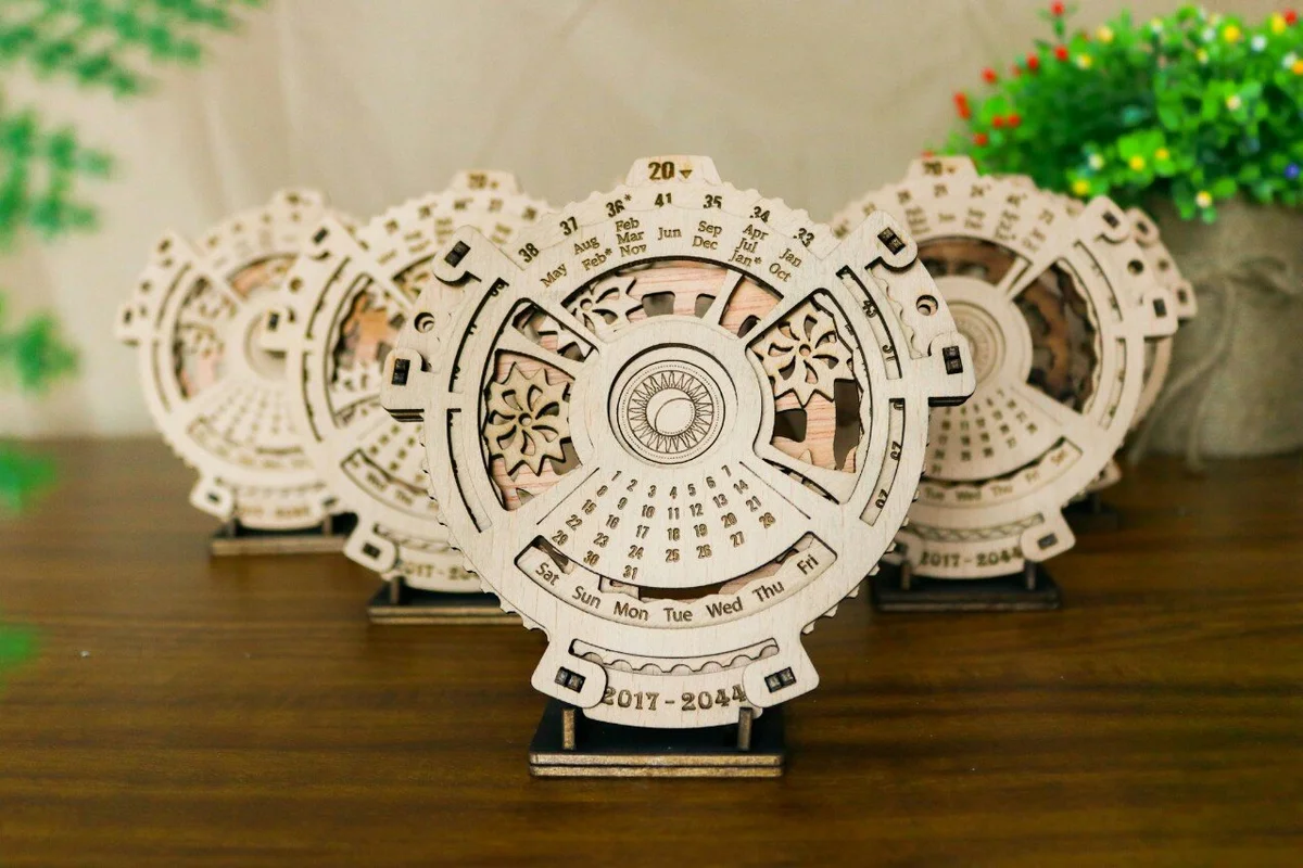 Mẫu lịch gỗ để bàn