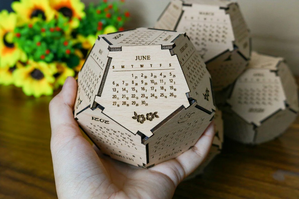 Mẫu lịch gỗ 12 mặt 