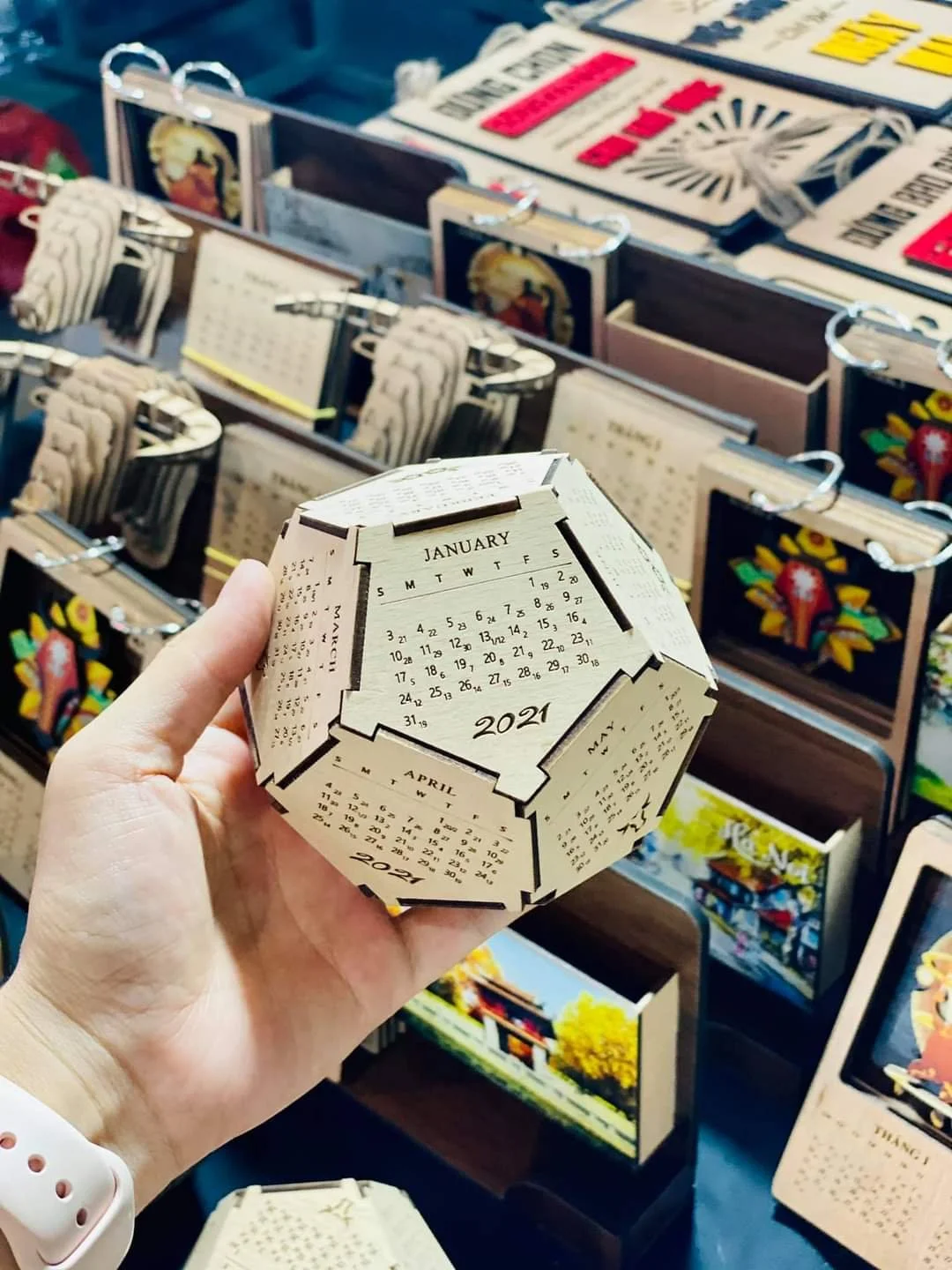 Mẫu lịch gỗ 12 mặt 