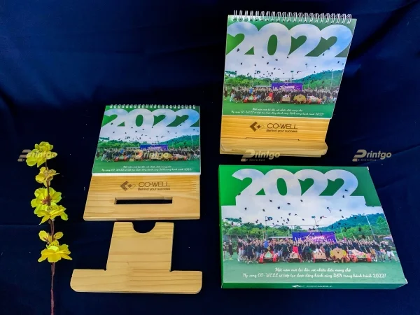 Printgo và Co-Well: In lịch để bàn chân gỗ mang đậm dấu ấn doanh nghiệp