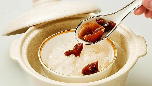Uống nước yến chưng cho bữa phụ cũng là cách bổ sung dưỡng chất trong ngày