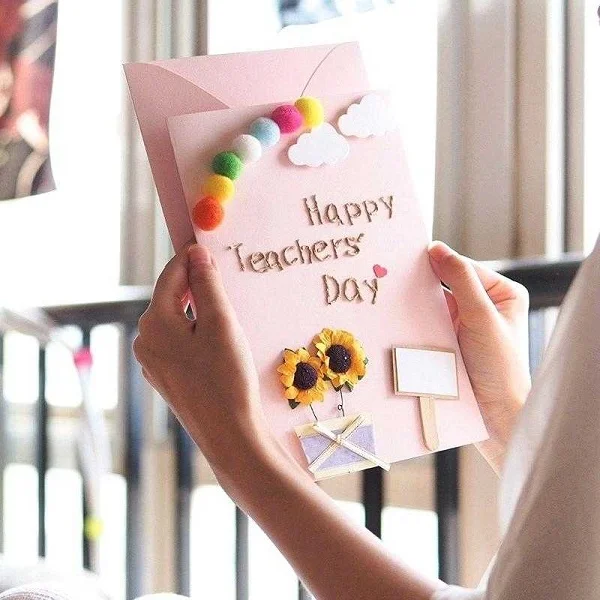 Một tấm thiệp chúc mừng đẹp, chuyên nghiệp cần trải qua công đoạn thiết kế tỉ mỉ