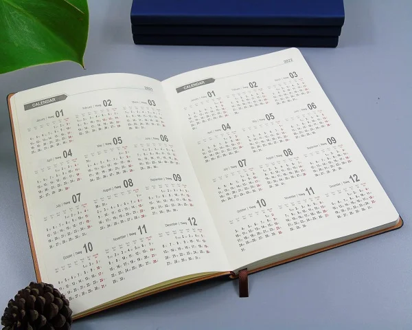 Thiết kế sổ da có trang đầu là tờ lịch 12 tháng