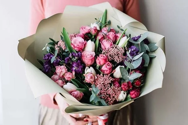 Một bó hoa đẹp đi kèm với những tấm thiệp ghi lời chúc 20/11 cho mẹ là một món quà hoàn hảo