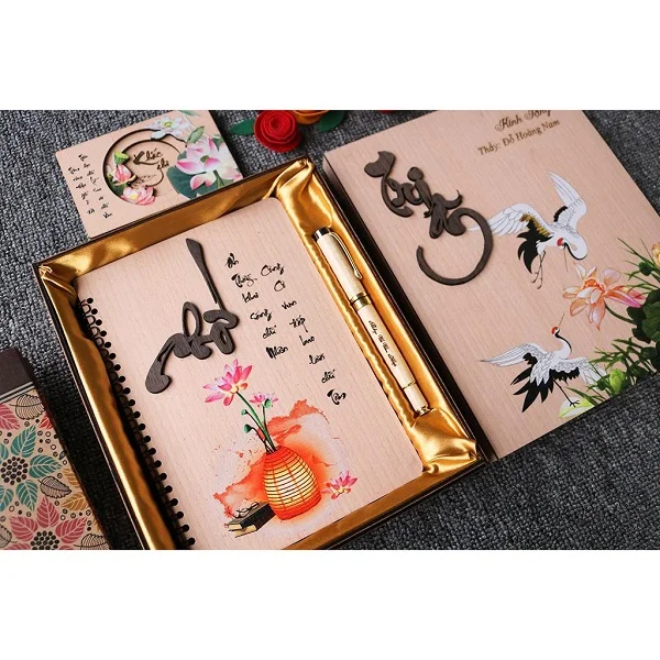 Hộp quà tặng gồm sổ và bút được thiết kế ấn tượng, độc đáo có lời chúc 20/11 cho mẹ