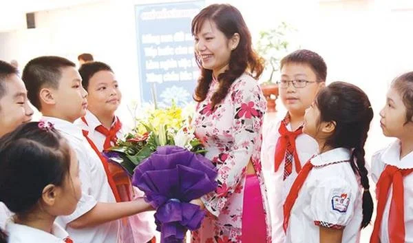 Các em học sinh tặng hoa cô giáo nhân ngày Nhà Giáo Việt Nam