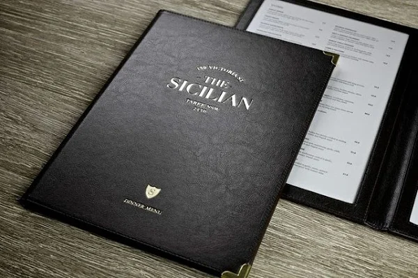 Bài sổ menu được ép kim tỉ mỉ, tạo sự sang trọng cho cuốn sổ
