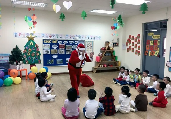 Trang trí noel trường mầm non cùng hoạt động tặng quà các em nhỏ