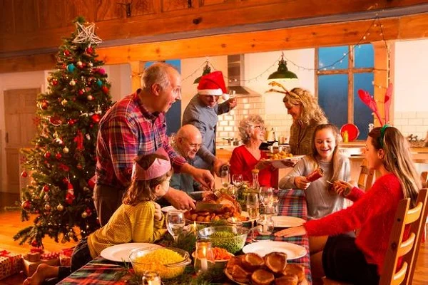 Đêm Noel gia đình quây quần, sup họp bên bữa tiệc ấm cúng