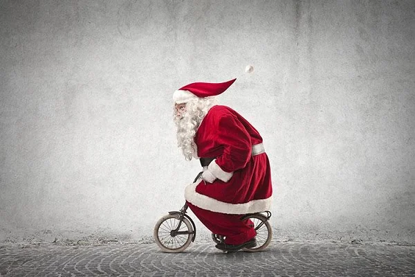 Ảnh chế Noel hài hước ông già Noel đạp xe trẻ con