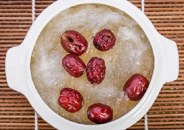 Cách chưng yến với táo đỏ cho bé