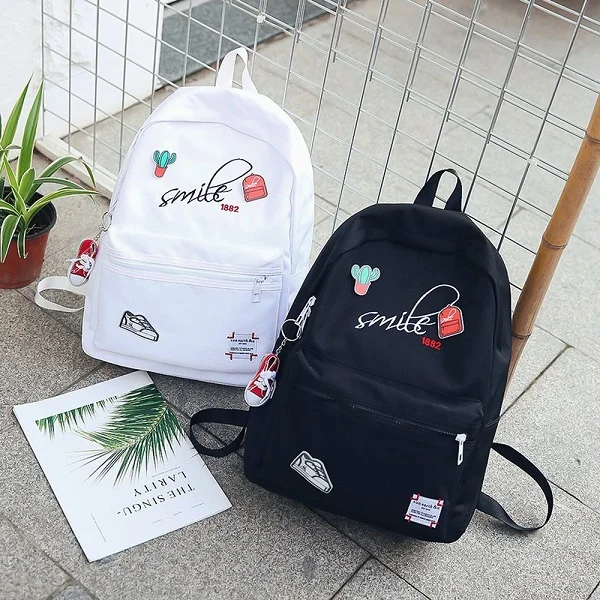 Balo được in logo ở phía dưới