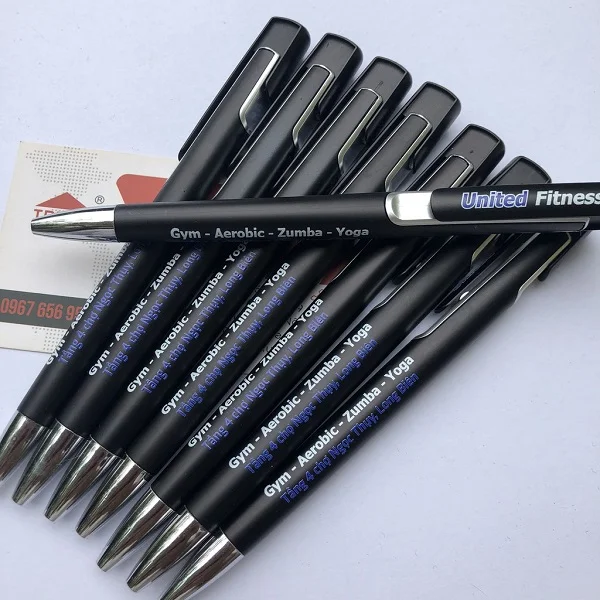 Một số thông tin về sản phẩm, dịch vụ của công ty được linh hoạt trong thiết kế in logo lên bút bi