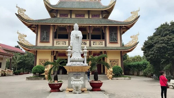 Đi chùa hái lộc
