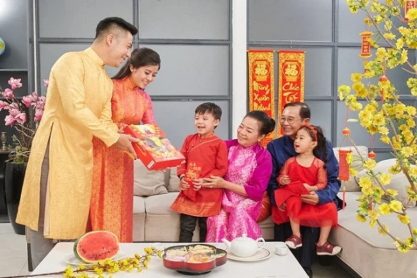 Chúc tết người thân, lì xì cho con cháu ông bà