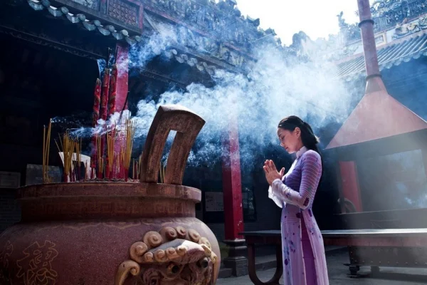Đi viếng chùa, lễ Phật cầu gia đạo bình an