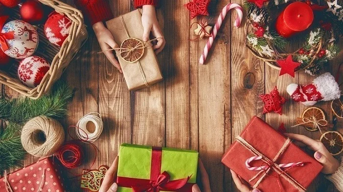 Tùy vào sở thích và nhu cầu mà các bạn có thể cân nhắc, lựa chọn quà tặng giáng sinh cho bạn bè  phù hợp nhất
