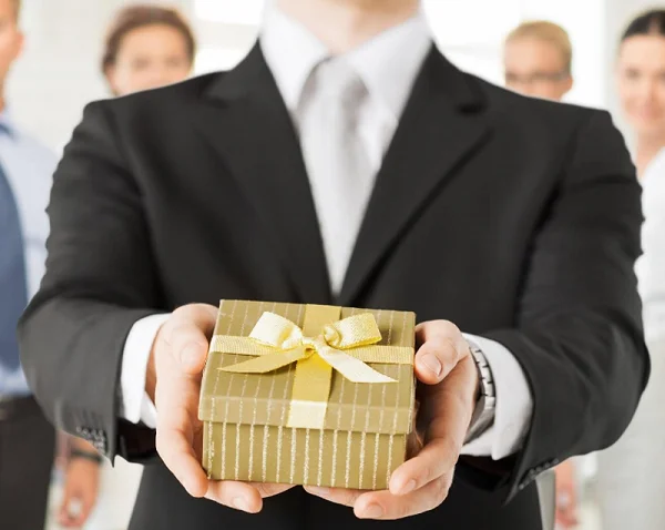 Cách tặng quà Tết cho sếp tinh tế, sang trọng