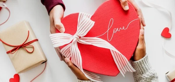 Tặng quà đối phương nhân ngày 14/3 giúp duy trì và thắt chặt tình cảm lứa đôi