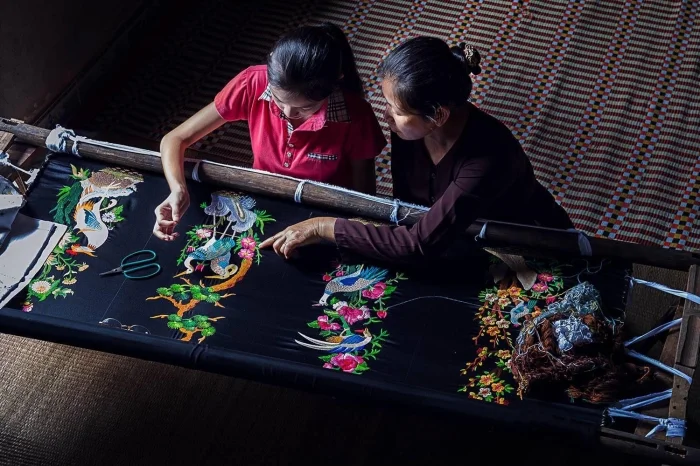 Hộp bánh trung thu thêu tay gìn giữ nét văn hoá Việt