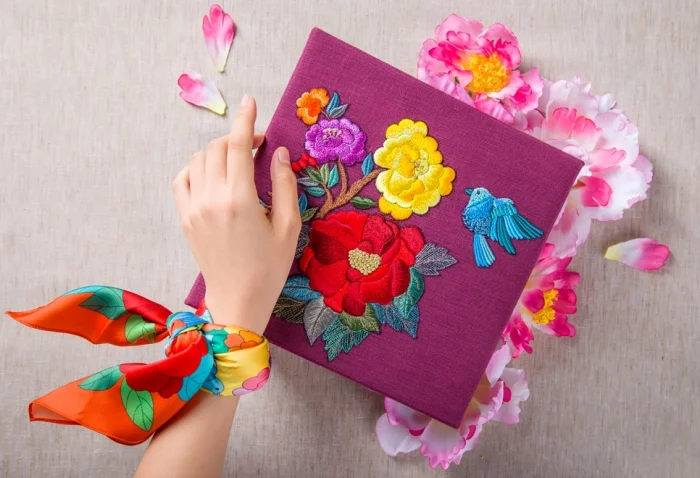 Hộp bánh trung thu thêu tay gìn giữ nét văn hoá Việt