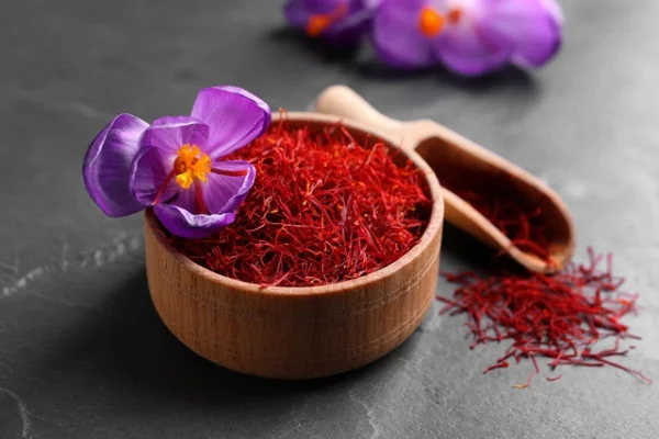 Saffon là gì? Cách phân biệt saffron thật giả trên thị trường