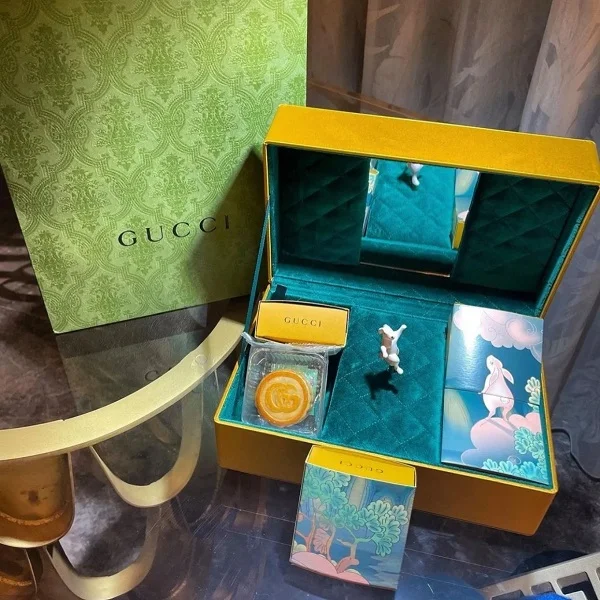 Review: Hộp bánh trung thu xa xỉ từ nhà Gucci, Dior có gì?