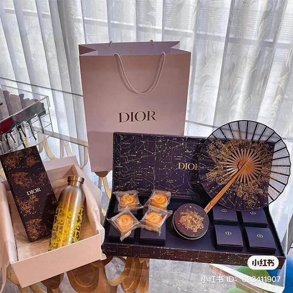Review: Hộp bánh trung thu xa xỉ từ nhà Gucci, Dior có gì?