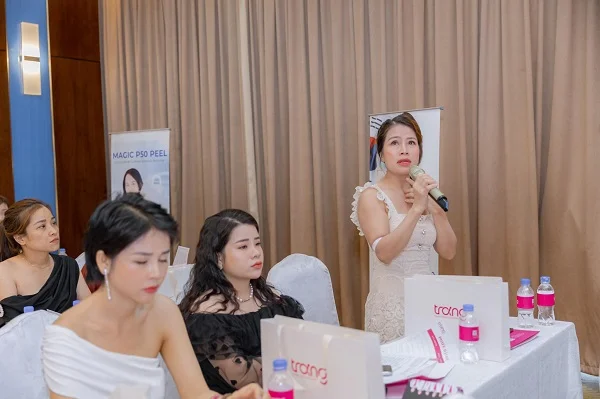 Trang Trang December và Printgo: In bộ sản phẩm cao cấp chúc mừng Hội thảo da liễu thẩm mỹ