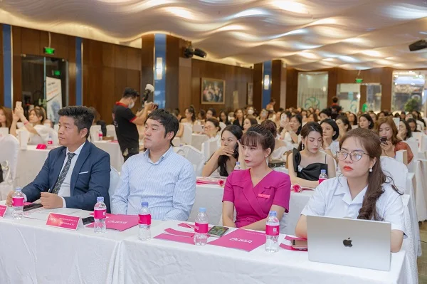 Trang Trang December và Printgo: In bộ sản phẩm cao cấp chúc mừng Hội thảo da liễu thẩm mỹ