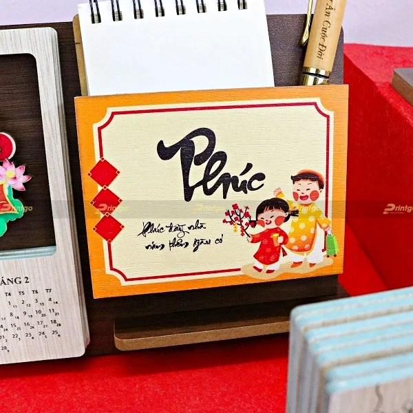 Mẫu lịch gỗ để bàn 2022