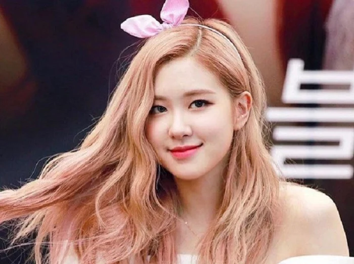 Ảnh Rose đeo nơ tóc hồng đáng yêu
