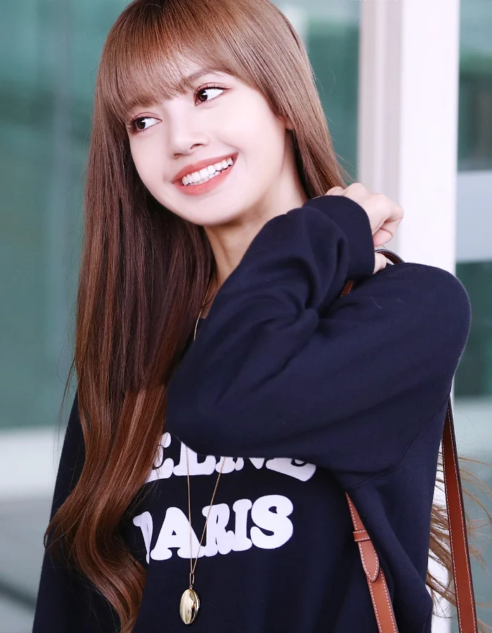 Hình Lisa bị chụp dìm khi di chuyển tại sân bay
