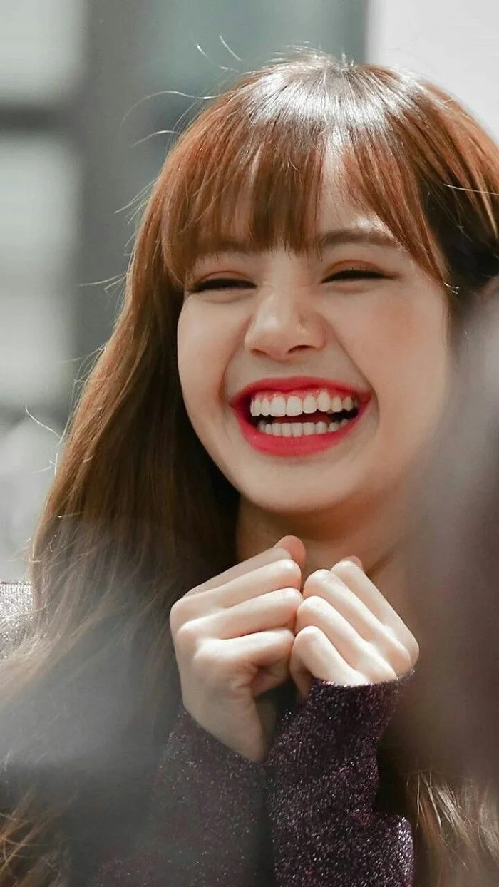 Lisa bị chụp dìm khi đang cười 