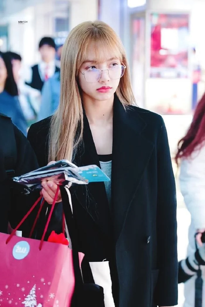 Hình nền Lisa đeo kính 