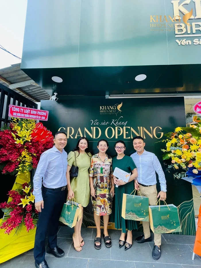 Bộ hộp quà Khang Bird's Nest đầu tiên trao đến tay khách hàng