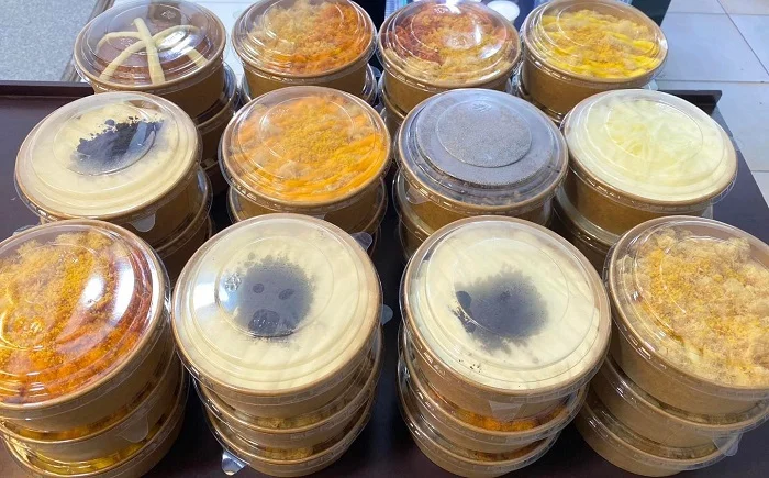 Hộp đựng bánh bông lan có nắp đậy tiện lợi