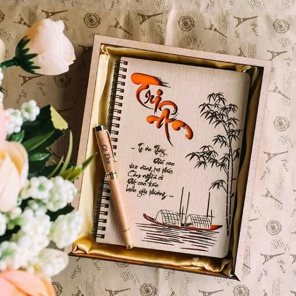 Hộp quà sổ bút khắc chữ 