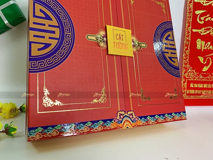 Gia công ép kim và phủ UV bóng được kết hợp hài hòa trên bề mặt bao bì