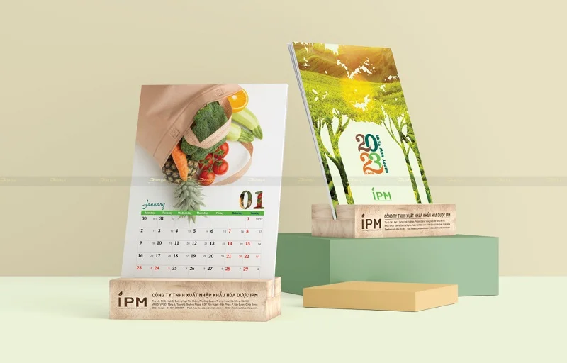 Lịch để bàn đế gỗ của IPM