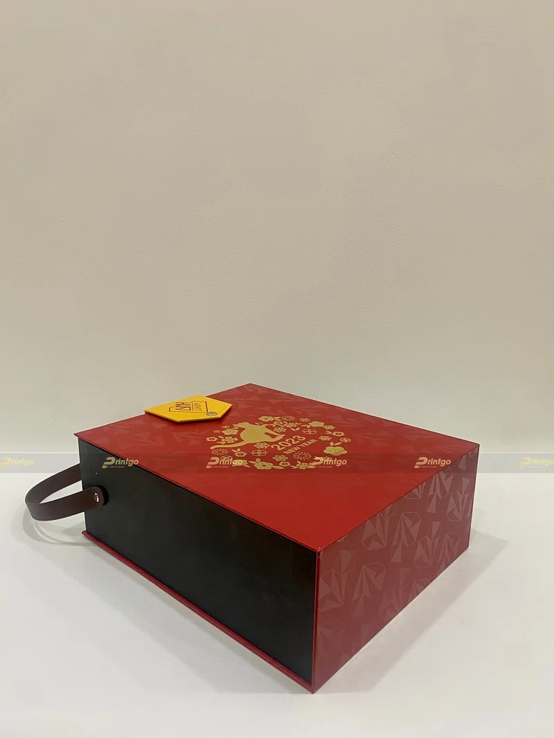 Chất liệu giấy cao cấp tạo nên hình dáng vuông vức cho hộp đựng