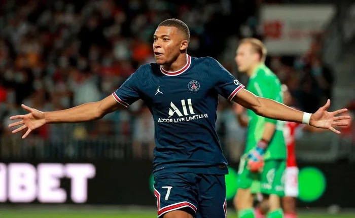 Cầu thủ trẻ Mbappe đang ăn mừng chiến thắng