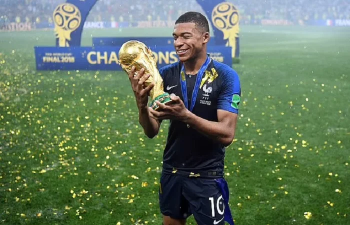 99+ hình ảnh đẹp trên sân bóng của Mbappe 