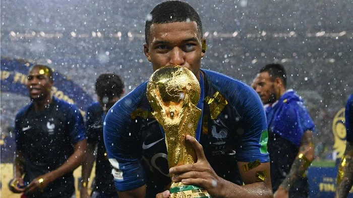 Ảnh Mbappe ăn mừng cùng đồng đội
