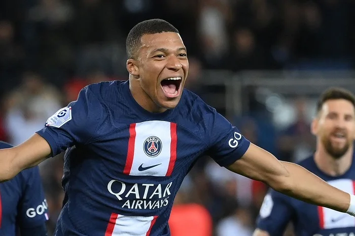 Ảnh đẹp của Mbappe khi ghi bàn