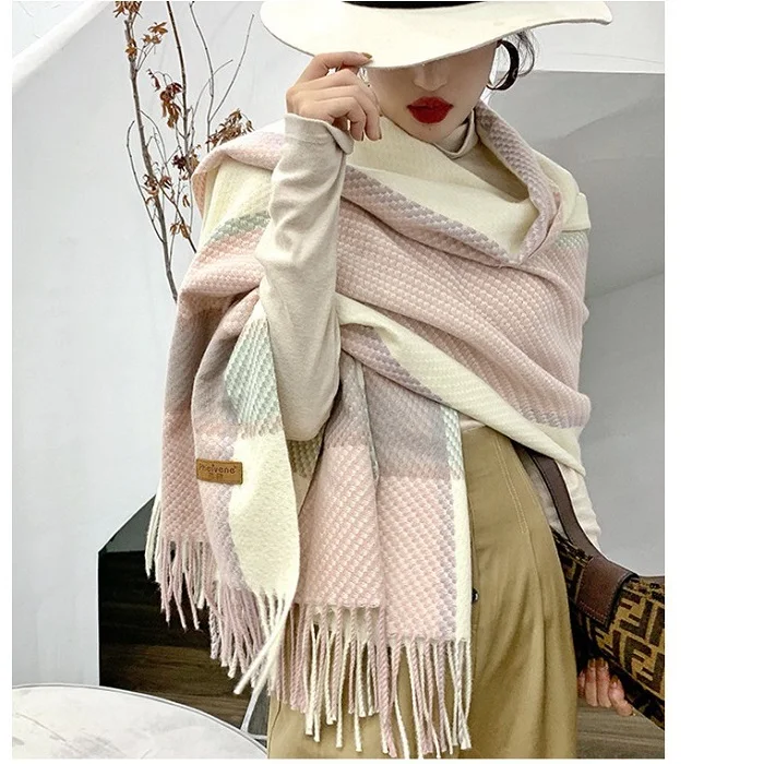 Khăn choàng sẽ là món quà tinh tế, độc đáo dành tặng thầy cô 20-11