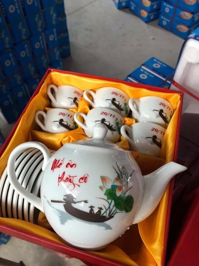Bộ ấm chén in hình làm quà lưu niệm 20-11 vô cùng hợp lý