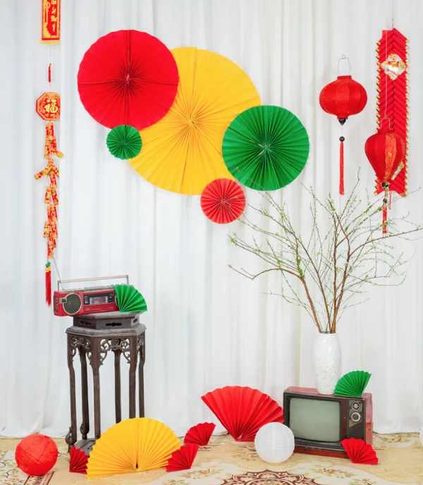 Làm quạt tròn treo trong nhà dịp tết